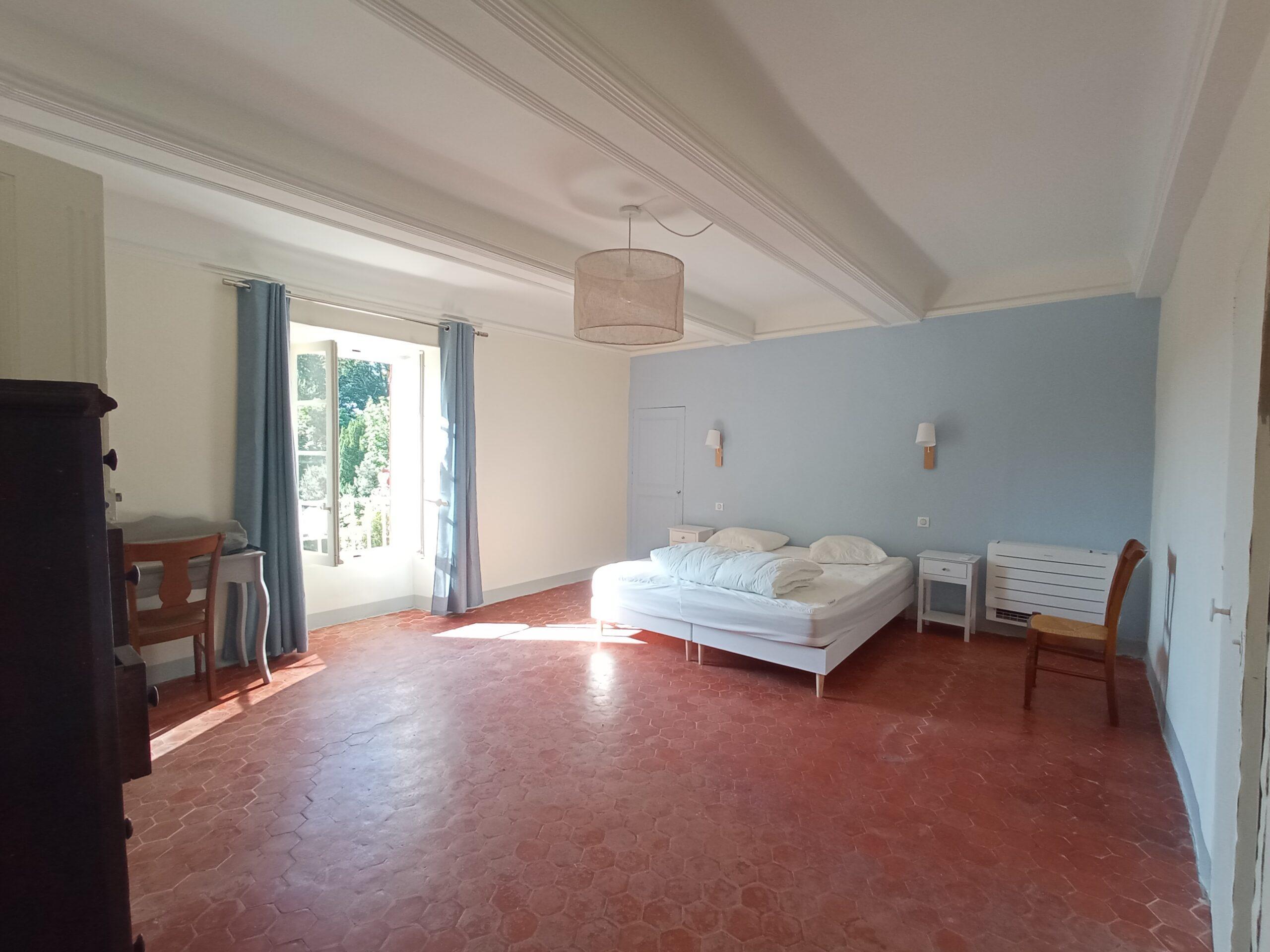 Grande chambre double avec tommettes provençales au Domaine de Ribbe à Rognes