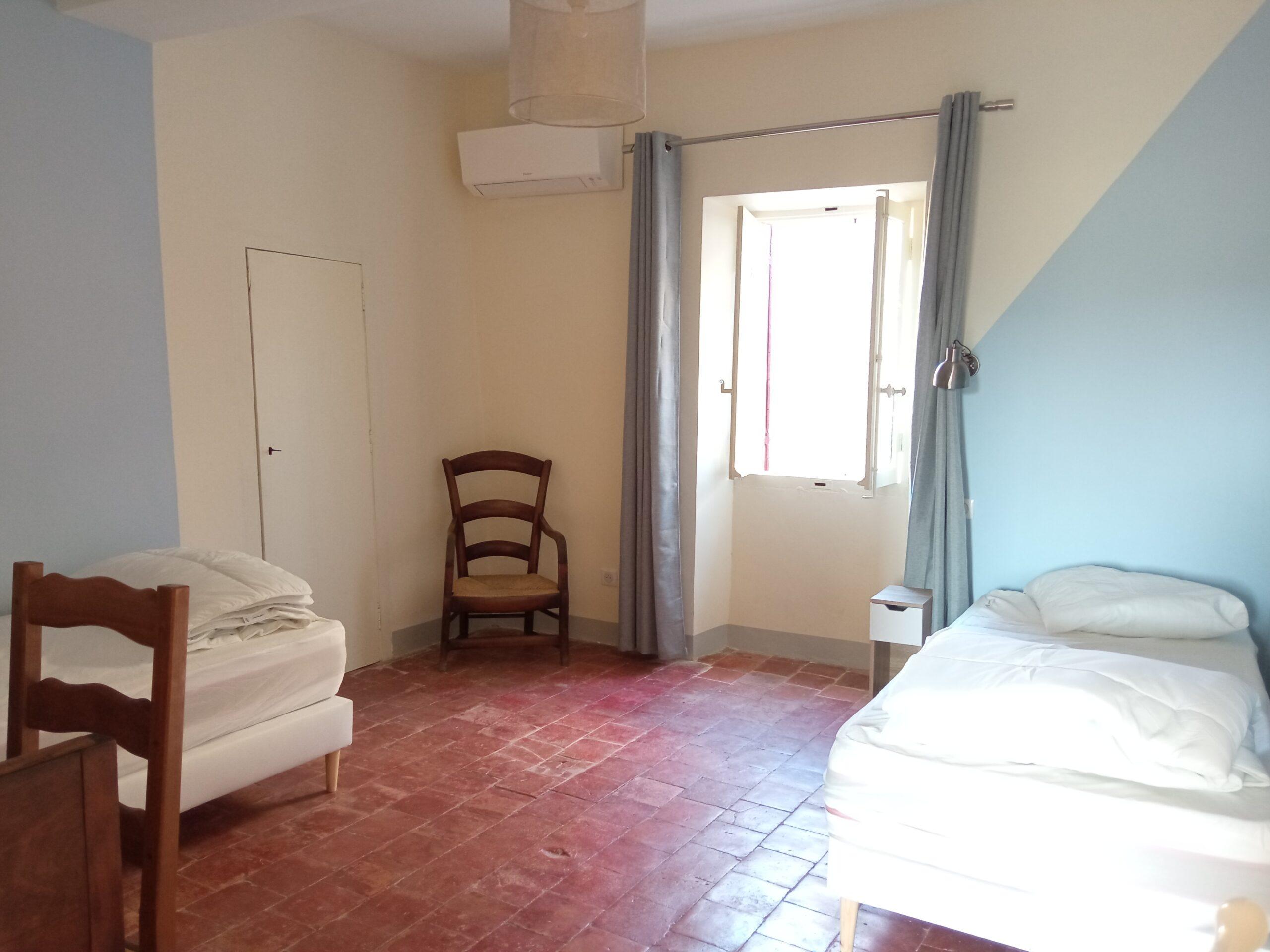 Chambre à deux lits simples confortables au Domaine de Ribbe à Rognes