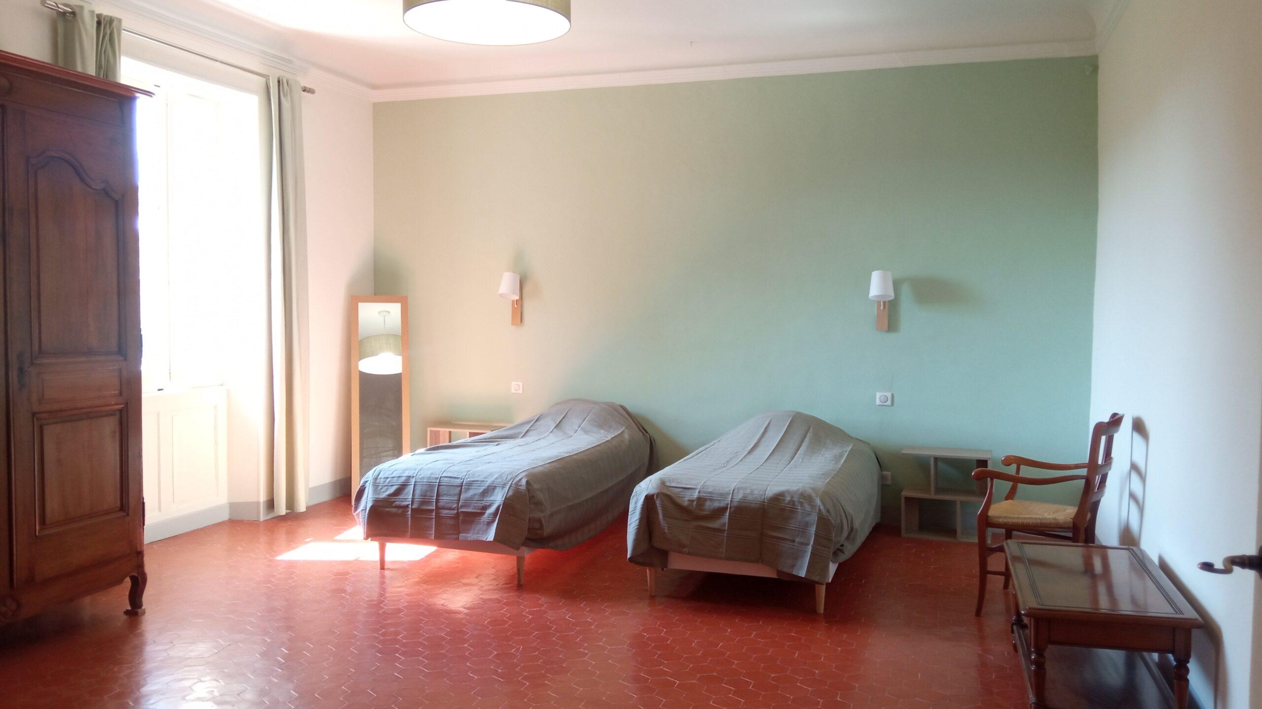 Chambre avec deux lits de la chambre 6 du domaine de Ribbe