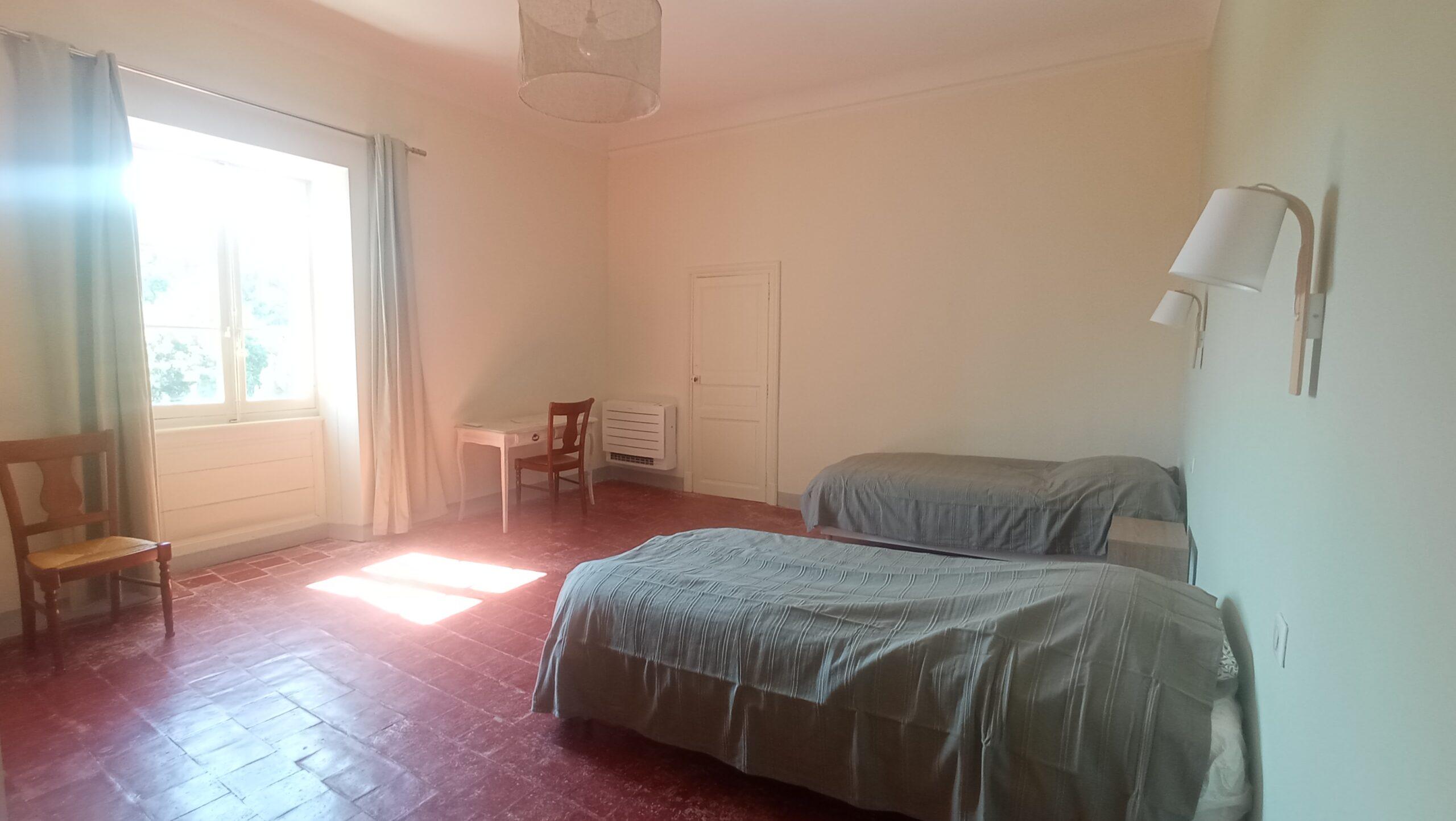 Chambre avec deux lits de la chambre 7 du domaine de Ribbe