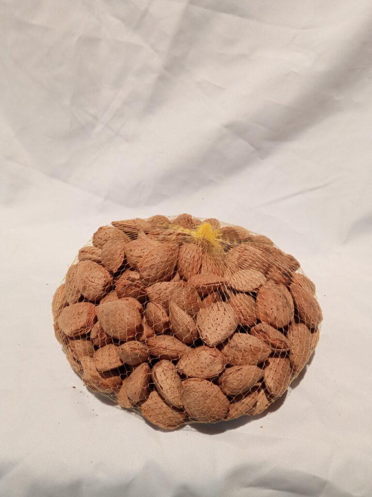 Amandes en coque de 1 kg en vente au Domaine de Ribbe