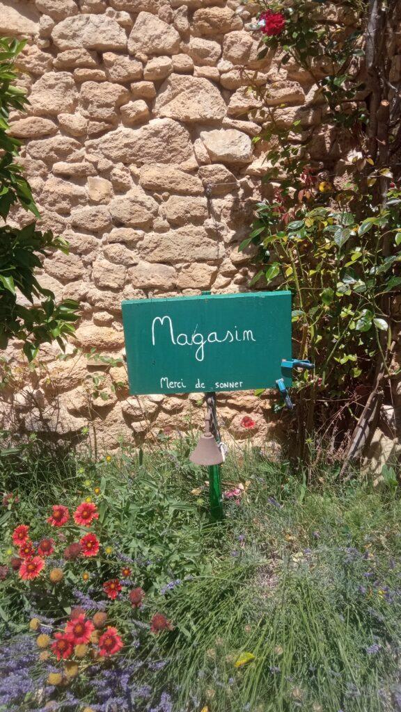 Panneau de l'entrée du magasin du domaine de Ribbe