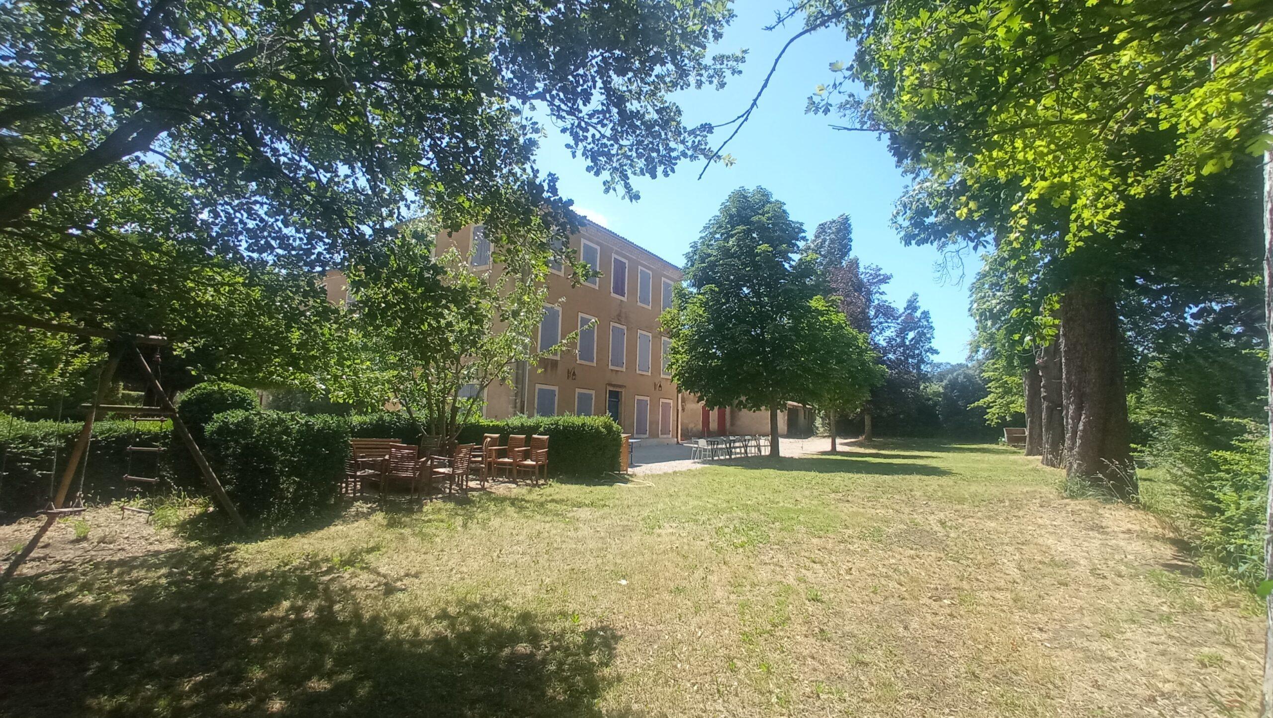 Grand jardin avec aire de jeux pour enfants au Domaine de Ribbe