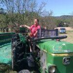 Propriétaire du domaine agricole sur le tracteur au moment des récoltes