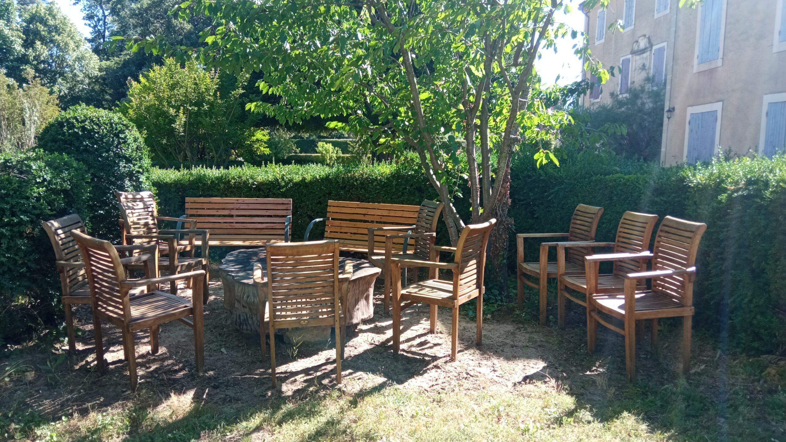 Salon de jardin extérieur et espace détente au Domaine de Ribbe